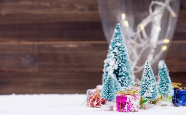 Noel ağaçları kar ve hediye kutuları - seçici odak ile