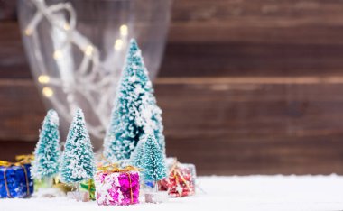 Noel ağaçları kar ve hediye kutuları - seçici odak ile