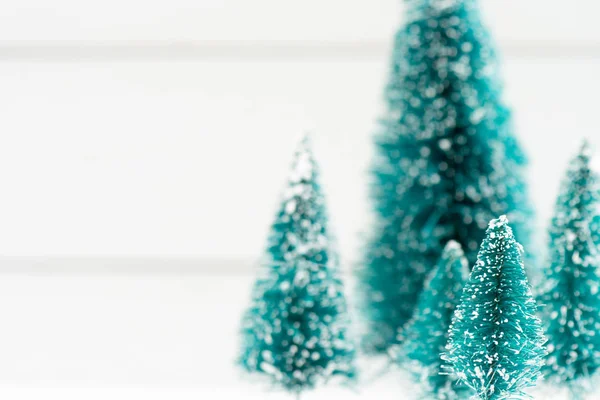 Mini kunstmatige kerstbomen met ondiepe scherptediepte — Stockfoto
