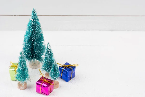 Árboles de Navidad con nieve y cajas de regalo - enfoque selectivo — Foto de Stock