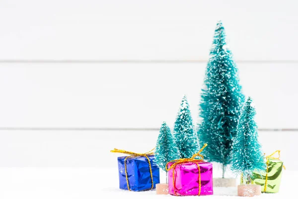 Julgranar med snö och gåva lådor - selektiv fokus — Stockfoto
