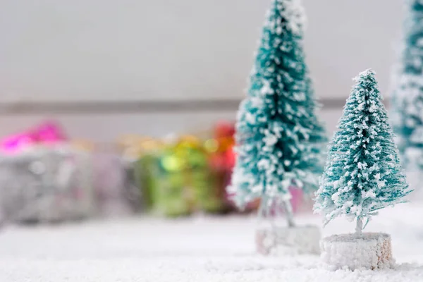 Vánoční stromky s sněhu a dárkové boxy - Selektivní ostření — Stock fotografie