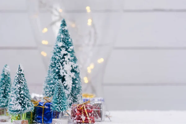 Árvores de Natal com neve e caixas de presente - foco seletivo — Fotografia de Stock