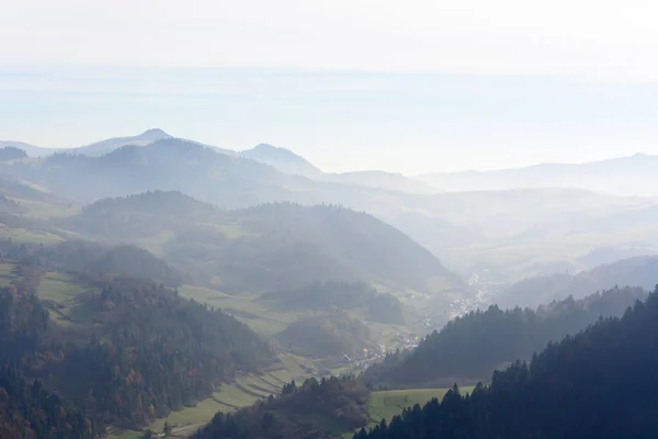 Dimmig morgon bergslandskap — Stockfoto