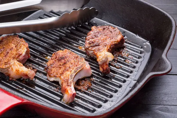 Smažené jehněčí steak na gril pánev — Stock fotografie