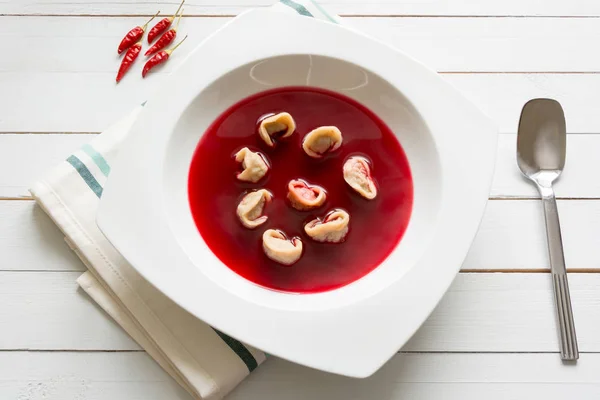 Rode heldere rode bieten soep met balletjes — Stockfoto