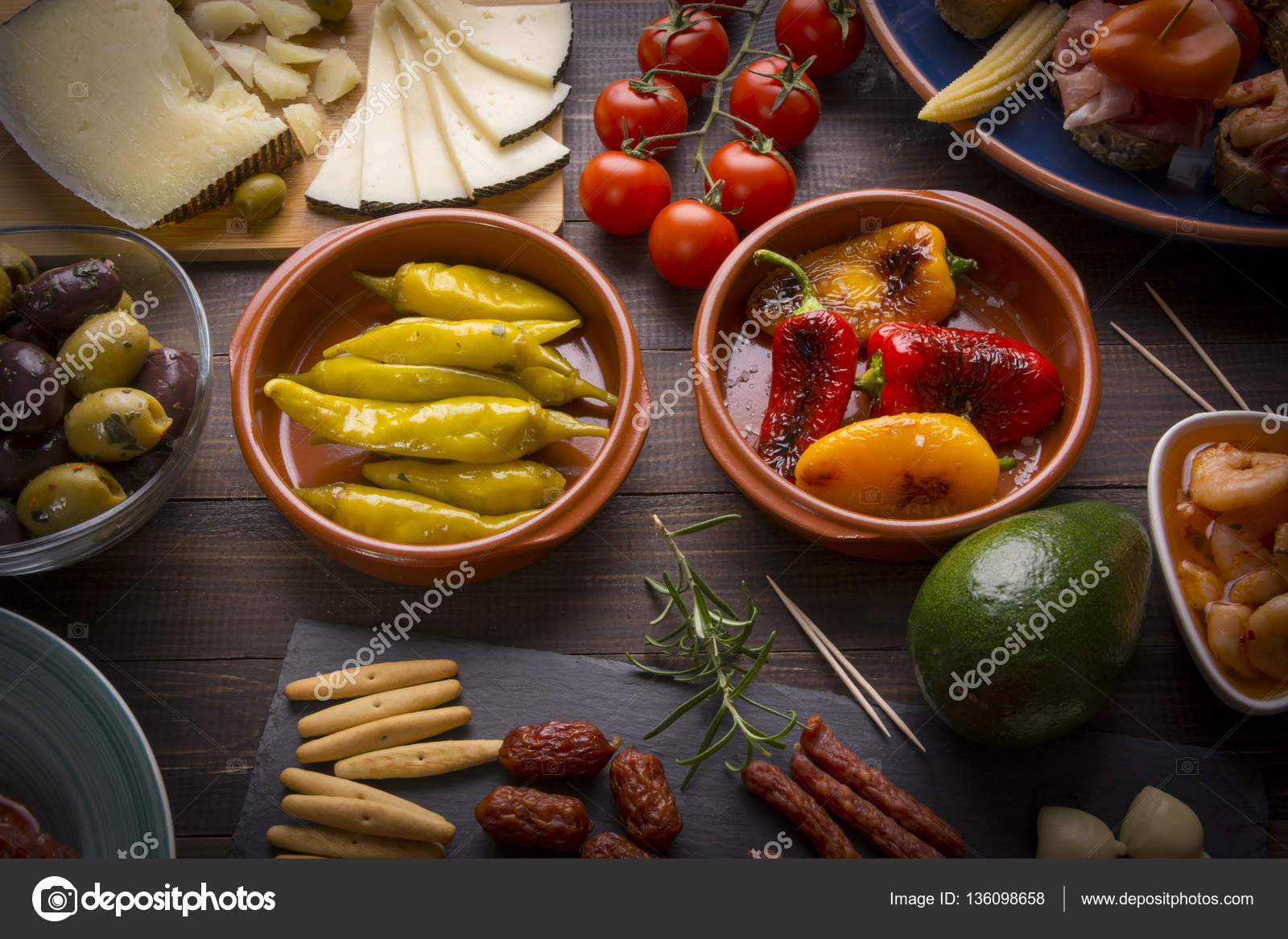 Antipasti Di Tapas Spagnole Su Tavolo Di Legno Foto Stock C Woyzzeck 136098658