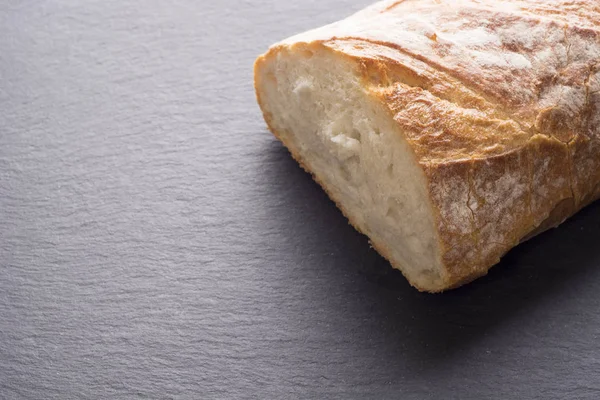Artisan traditionella bröd på mörk skiffer — Stockfoto