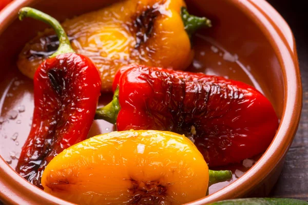 Grilled peppers in bowl — Stock Photo, Image