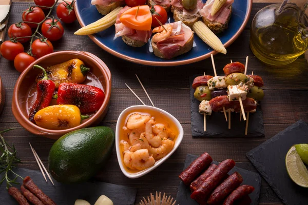 Spanyol tapas előételek a fából készült asztal — Stock Fotó