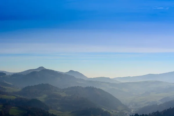 Blå himmel och dimmiga bergen — Stockfoto