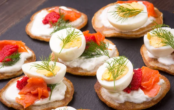 Blini krem ve havyar ile Rus karabuğday krep