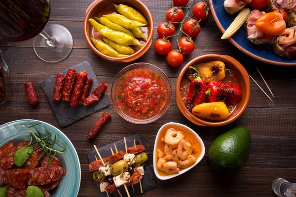 Spanska tapas förrätter på träbord — Stockfoto