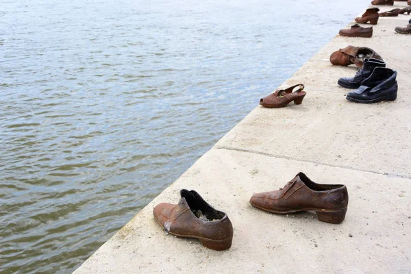 Brons skor på Donaus strand i Budapest — Stockfoto