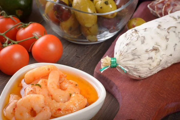 Salami korv med räkor och tomater — Stockfoto