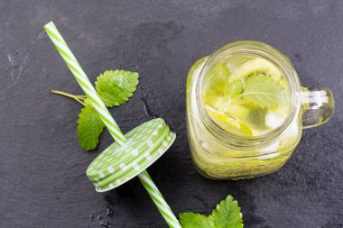 Taze meyve aromalı su kavanoz içinde