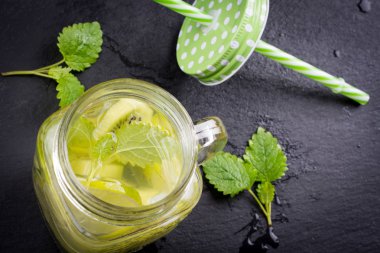 Taze meyve aromalı su kavanoz içinde