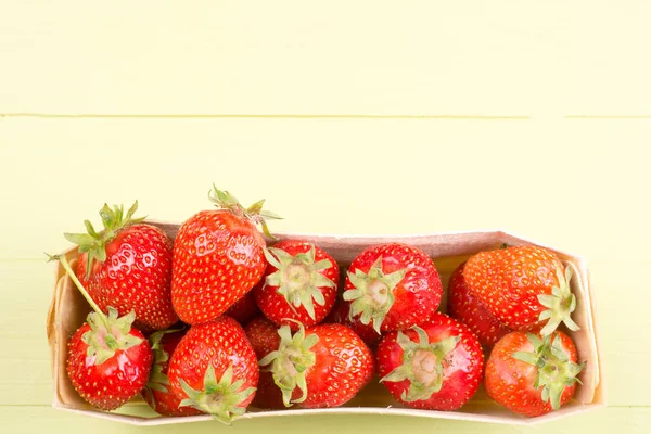 कॉपी स्पेससह ताजे स्ट्रॉबेरी — स्टॉक फोटो, इमेज