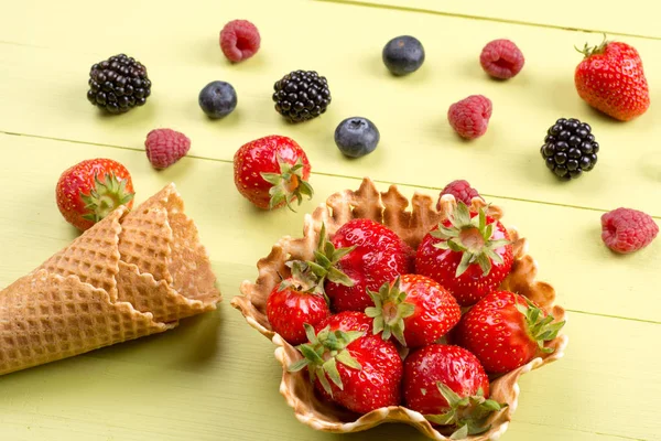 Vers fruit voor ijs op tafel — Stockfoto