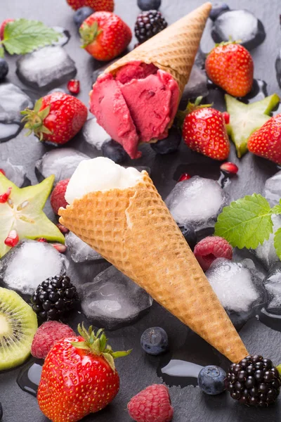 Освежающее мороженое на столе — стоковое фото