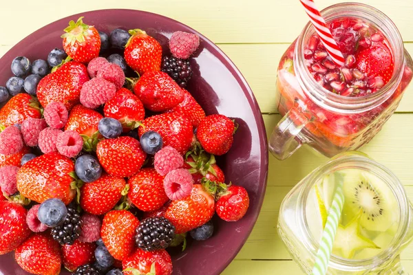 新鲜水果调味的水罐子和混合软水果 — 图库照片