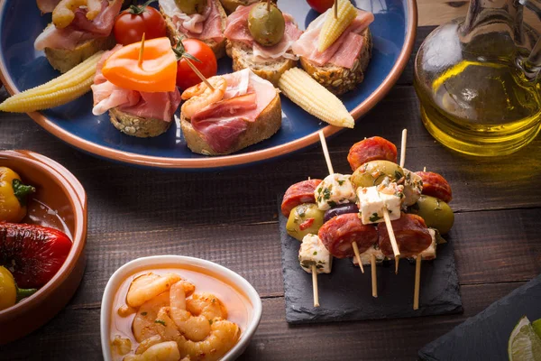 Vista dall'alto degli antipasti di tapas spagnole — Foto Stock