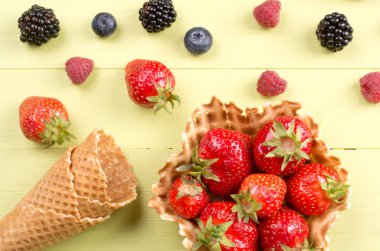 Gofret için dondurma çilek