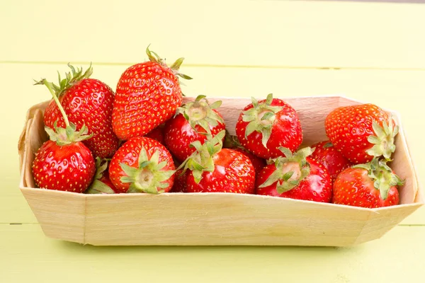 Fresas jugosas rojas en caja —  Fotos de Stock