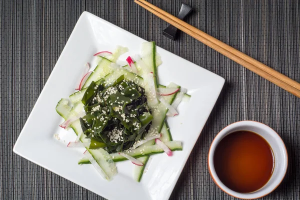 Wakame salad with sesame seeds — Stock Photo, Image