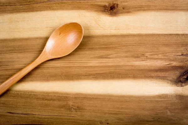 Fundo de comida com colher de madeira na mesa — Fotografia de Stock