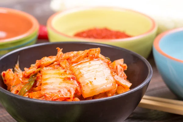 Kimchi col en vinagre coreano - enfoque selectivo —  Fotos de Stock