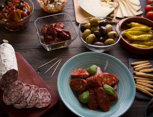 Tapas-Vorspeisen auf Holztisch — Stockfoto