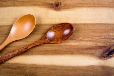 Kesme tahtası üzerinde tahta kaşıklar
