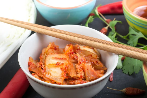 Kimchi. Col de napa fermentada con ingredientes —  Fotos de Stock