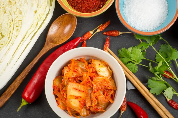 Kimchi. Fermented napa cabbage with ingredients — Stock Photo, Image