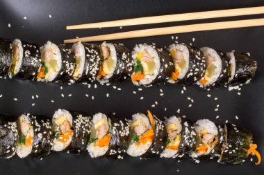Kimbap Korece ton balığı ile rulo