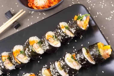 Kimbap Korece ton balığı ile rulo