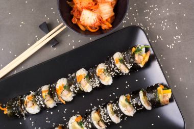Kimbap Korece ton balığı ile rulo