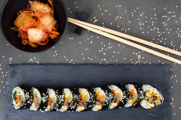 Kızarmış sığır kimbap Kore rulo ile karıştırın