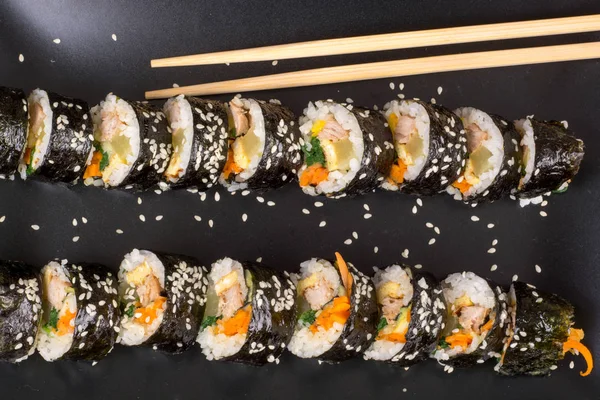 Kimbap Korece ton balığı ile rulo