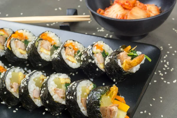 Kimbap Korece ton balığı ile rulo