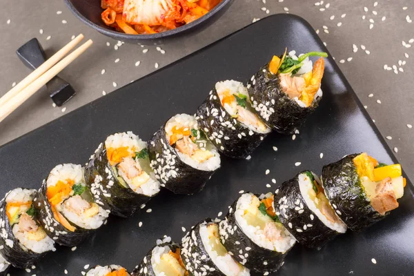 Kimbap Korece ton balığı ile rulo