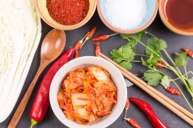 Kimchi. Fermente napa lahana malzemelerle