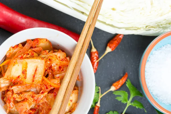 Kimchi. Fermented napa cabbage with ingredients — Stock Photo, Image