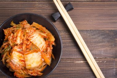 Kimchi veya kimchee siyah plaka üzerinde