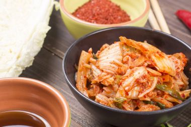 Kimchi veya kimchee siyah plaka üzerinde