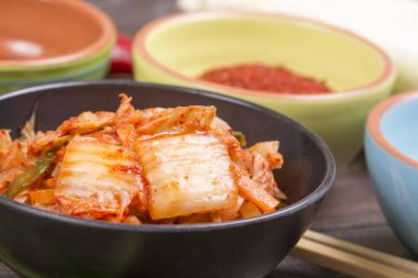 Kimchi veya kimchee siyah plaka üzerinde