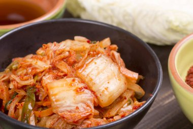 Kimchi veya kimchee siyah plaka üzerinde