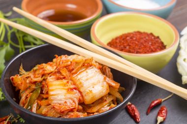 Kimchi veya kimchee siyah plaka üzerinde