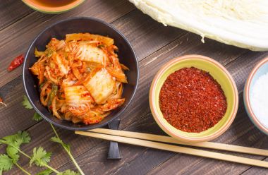 Ahşap masa üzerinde Kimchi veya kimchee Üstten Görünüm